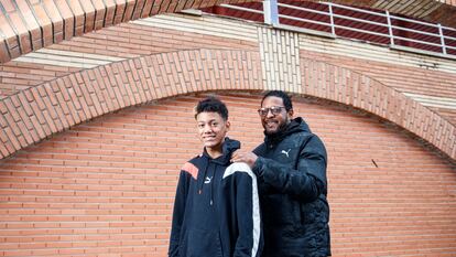 Javier Sotomayor, con su hijo Jaxier, en la pista de atletismo de Guadalajara.