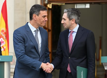 Pedro Sánchez se saluda el primer ministro irlandés, Simon Harris, en la reunión que mantuvieron el 12 de abril en Dublín.