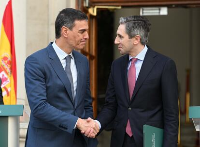 Pedro Sánchez se saluda el primer ministro irlandés, Simon Harris, en la reunión que mantuvieron el 12 de abril en Dublín.