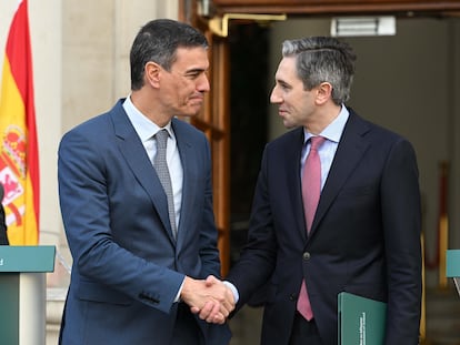 Pedro Sánchez se saluda el primer ministro irlandés, Simon Harris, en la reunión que mantuvieron el 12 de abril en Dublín.