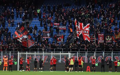 Jugadores del AC Milan aplauden a sus aficionados después de un partido contra el Empoli, el pasado 10 de marzo.
