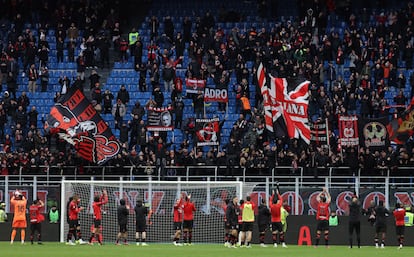 Jugadores del AC Milan aplauden a sus aficionados después de un partido contra el Empoli, el pasado 10 de marzo.