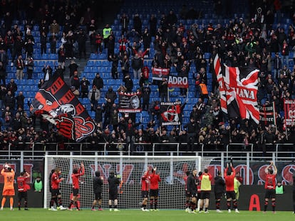 Jugadores del AC Milan aplauden a sus aficionados después de un partido contra el Empoli, el pasado 10 de marzo.