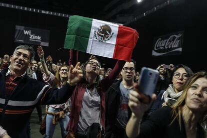 Asistentes al concierto solidario en Madrid por el terremoto de México.