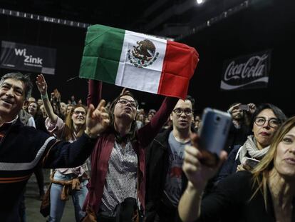 Asistentes al concierto solidario en Madrid por el terremoto de México.