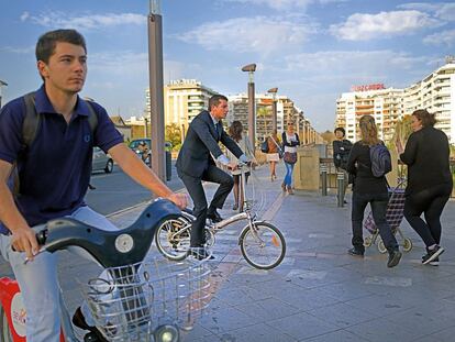 El cruce del puente de San Telmo es el camino más corto para llegar hasta la plaza Nueva desde el otro lado del río. La estación pública de la plaza Nueva registra mayor número de movimientos: 227 préstamos diarios de media. Un tráiler desocupa allí las bornetas a primera hora de la mañana para facilitar el aparcamiento de los que llegan a trabajar. Se repone a las tres de la tarde.