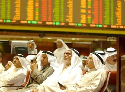 Varios operadores observan los valores en la Bolsa de Kuwait, en la sesión del pasado martes.