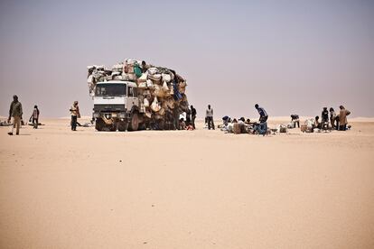 El desierto del Teneré (Sáhara) es el escenario ed este inhumano trasiego de seres humanos como si fueran paquetes.