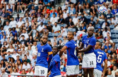 Los jugadores de la barrera francesa, observan, impotentes, cómo el balón les sobrepasa tras el lanzamiento de falta del tercer gol de España.