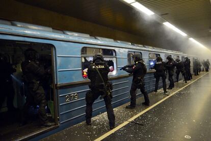 Miembros del Centro Antiterrorista TEK participan en un simulacro de ataque en una estación de tren de Budapest (Hungría).