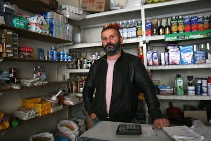 Arsen Mnatsakanyan, en su colmado en el mercado central de Stepanakert, el pasado jueves.