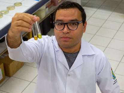 Pesquisador Lucas Pinheiro Dias, no laboratório da Universidade Federal do Ceará.