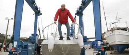 Santiago Parga, subido a un barco construido por su empresa, en Ribadeo (Lugo).