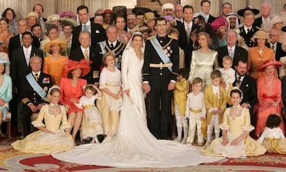 Foto de familia en la boda real. Don Felipe y doña Letizia, posan con sus familias y con representantes de las familias reales europeas el día de su boda.