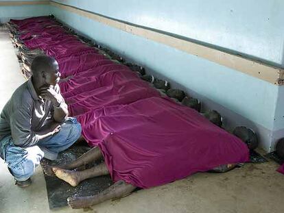 Un familiar de un desaparecido en los disturbios trata de reconocerlo entre los cadáveres en la morgue de Kisumu, al oeste de Kenia.