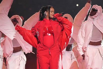 Rihanna, durante su actuación en la Super Bowl, cuando anunció que está embarazada de su segundo hijo.
