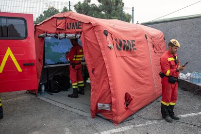 Dos miembros de la UME en labores de control en el Puesto de Mando en Arafo.