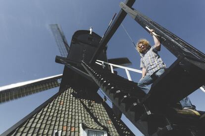 Los 19 Molinos de Kinderdijk, incluidos en la lista de Patrimonio Mundial de la Unesco, son el símbolo de la gestión del agua en los Países Bajos. Se levantaron en 1740 para mantener seca la zona baja del pólder Alblasserwaard, en la confluencia de los ríos Lek y Noord. En la actualidad, junto con estaciones de bombeo, los molinos desplazan el agua de las zonas bajas a las altas del río. Dos de ellos se han convertido en museos y es toda una experiencia y sorpresa ver con la velocidad que se mueven las aspas y lo que tiembla el molino durante dicha operación. Temblor al que están acostumbrados los molineros que todavía desempeñan este oficio, como Jan Willem de Winter, de 29 años, el más joven en la zona, que lleva nueve ejerciendo como molinero oficial.