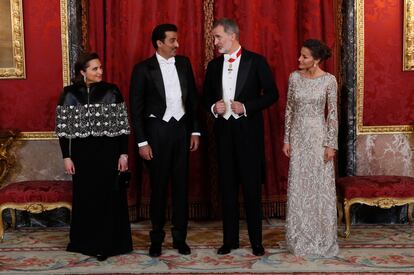 El rey Felipe VI conversa con el emir de Qatar, Tamim bin Hamad Al Thani, ante la mirada de a la reina Letizia y la jequesa Jawaher Bint Hamad Bin Suhaim Al Thani, a su llegada a la cena.