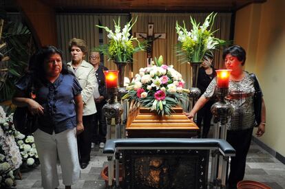 El fotógrafo Rubén Espinosa acudió a la cobertura del funeral de Regina en 2012. Tres años después, Espinosa fue asesinado en Ciudad de México.