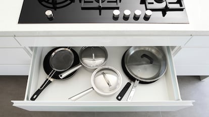 Este es uno de los mejores trucos para organizar las sartenes: un accesorios que se puede comprar en Amazon