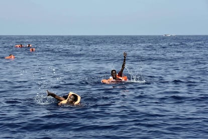 Diverses persones esperen que algú els rescati al mar Mediterrani, a 12 milles nàutiques de la costa de Líbia, el 4 d'octubre.