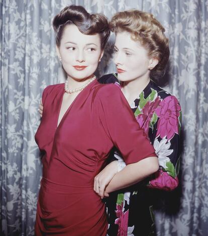 Olivia de Havilland con su hermana Joan Fontaine en 1945. La rivalidad entre las hermanas empezó en la infancia, cuando ambas competían por la atención de sus padres. Y les duró todo la vida.