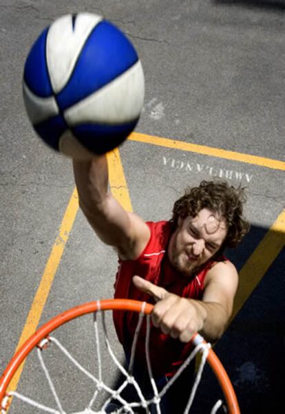 Gasol ensaya un mate junto al pabelln Joan Alay