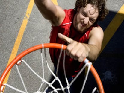 Gasol ensaya un mate junto al pabellón Joan Alay