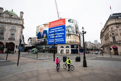 Dos cicilistas el sábado en Piccadilly Circus, en Londres.