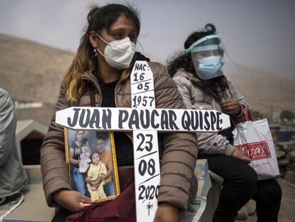 Ruth Morales, de 36 años, espera a la llegada del ataúd de su marido, Juan Paucar Quispe, de 63 y fallecido por complicaciones derivadas de la covid-19, en el cementerio de Carabayllo de Lima (Perú) el 25 de agosto de 2020.