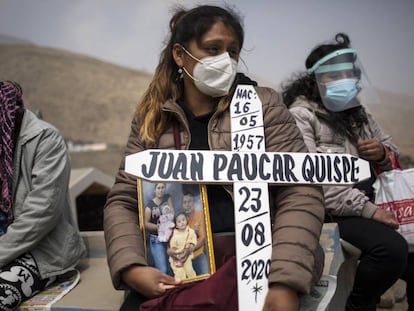 Ruth Morales, de 36 años, espera a la llegada del ataúd de su marido, Juan Paucar Quispe, de 63 y fallecido por complicaciones derivadas de la covid-19, en el cementerio de Carabayllo de Lima (Perú) el 25 de agosto de 2020.