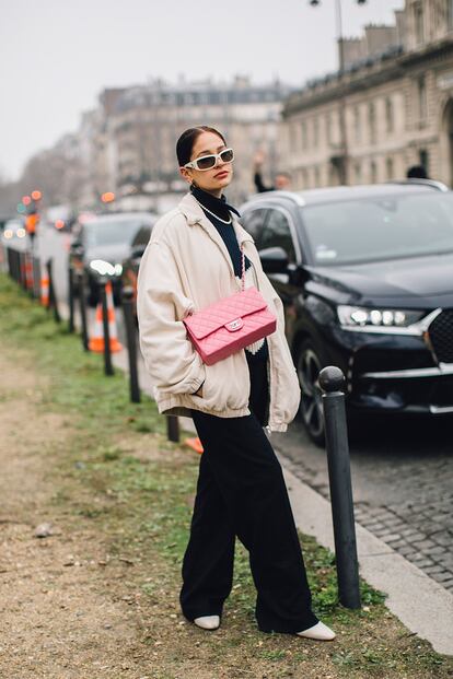 Un solo color. Esta invitada a la alta costura de París acierta al centrar toda la atención en su bolso rosa chicle de Chanel. La clave para lograrlo es no introducir ni una sola gota de color más en el resto del look.