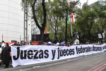 Trabajadores del Poder Judicial durante una protesta al exterior del Senado de la República. El 10 de septiembre 2024.