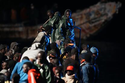 Decenas de migrantes en un cayuco a su llegada al muelle de La Restinga, este sábado. 