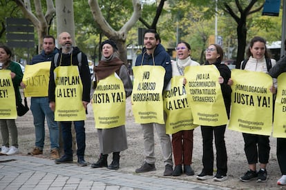 Concentración de extranjeros que esperan su homologación frente al Ministerio de Universidades, el pasado viernes.