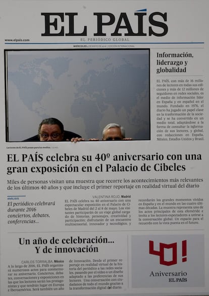 Juan Cruz y Jorge F. Hernández, en una de las portadas donde los visitantes se pueden fotografiar.