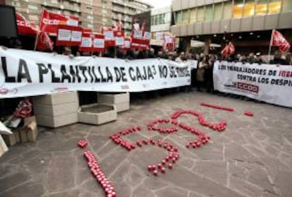 Empleados de Caja3 durante la asamblea celebrada en la calle el pasado lunes en Zaragoza. EFE/Archivo