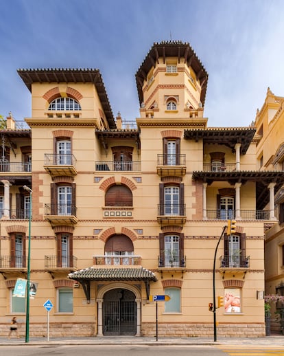 Exterior de las llamadas Casas de Félix Sáenz, con fachada regionalista con torreones miradores hacia el mar.