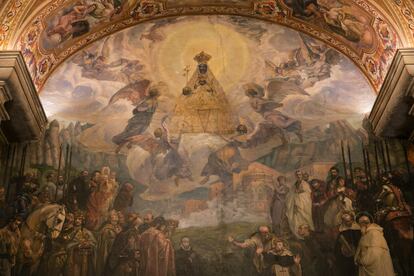 El fresco frontal del Saló Sant Jordi presidido por una imagen de la Virgen de Montserrat.