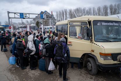 En Moldavia, conductores voluntarios acudían al punto fronterizo de Palanca para trasladar a los refugiados a centros temporales o la capital. La frontera no es el final de su camino, solo una estación más de una huida que ninguno imaginaba que acabaría haciendo. Para evitar que los traficantes se aprovechen de la confusión y se camuflen entre los buenos samaritanos, las autoridades y ONG empezaron a informar de los protocolos de seguridad. “Este viaje es gratuito. Nadie debe pedirte un pago ni ningún otro servicio a cambio”, rezaba una de las octavillas que distribuían.