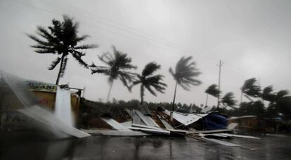 Restos de varias tiendas derribas por los vientos racheados que proceden del ciclón Fani, a las afueras de Puri (India), este viernes.