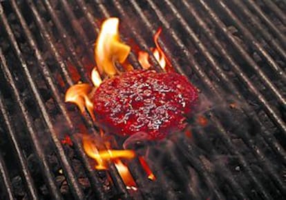 Una hamburguesa en la parrilla.