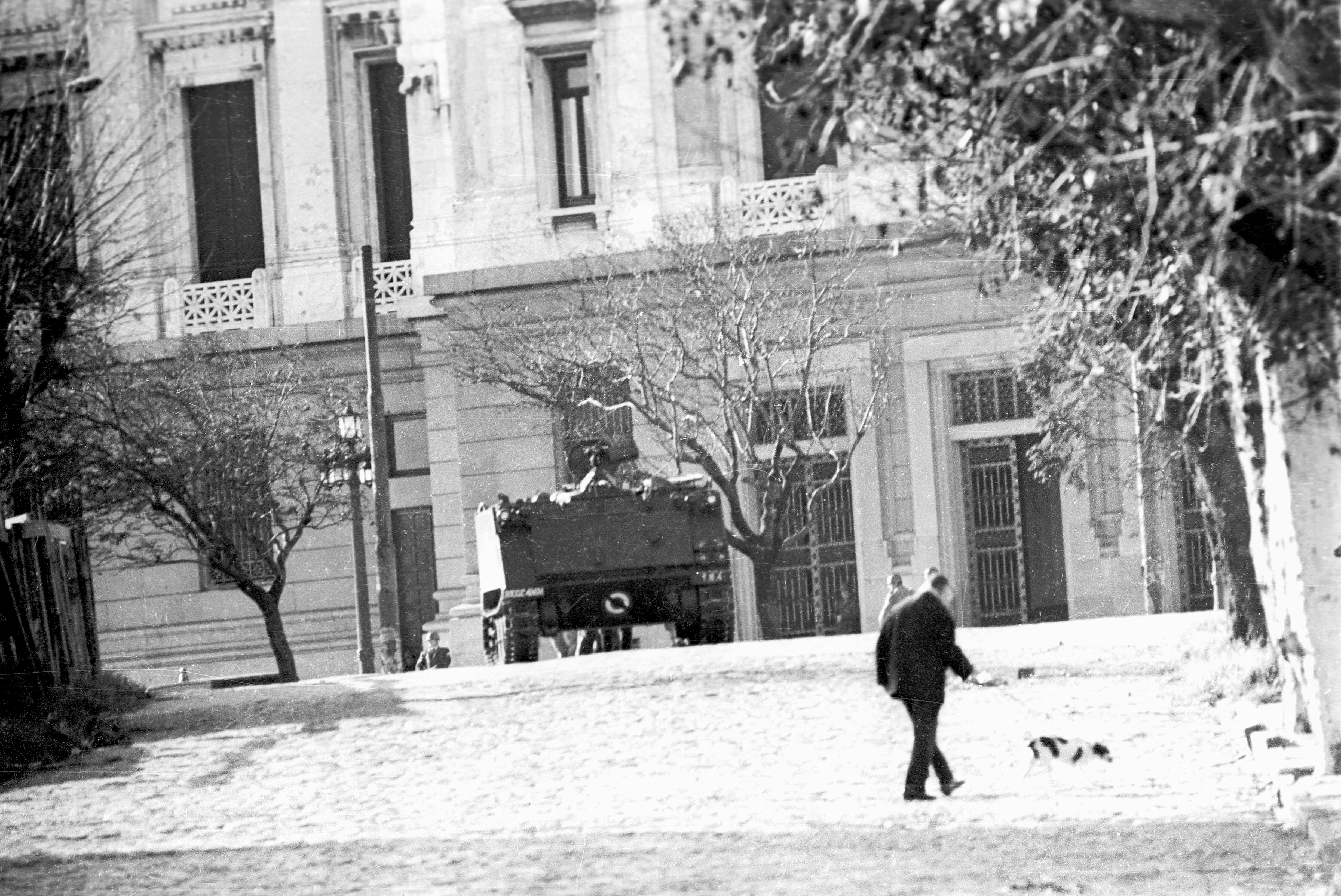 Un tanque frente al Palacio Legislativo, la madrugada del  27 de junio de 1973 en Montevideo (Uruguay).