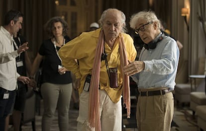 Allen dialoga con el director de fotografía Vittorio Storaro.