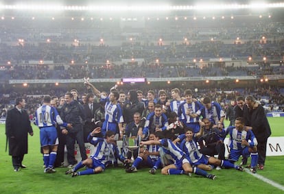 Los jugadores del Deportivo celebran la victoria en la Copa de 2002.