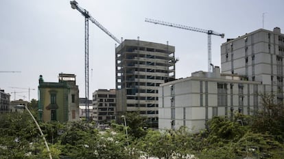 Obras en la esquina de Roc Boronat y Sancho de Ávila.