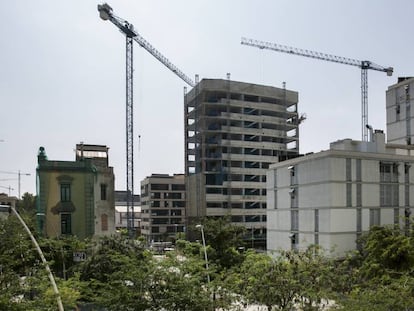 Obras en la esquina de Roc Boronat y Sancho de Ávila.