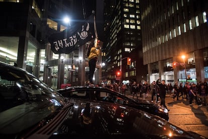 Aficionados de los Raptors celebran la victoria de su equipo por las calles de Toronto (Canadá).