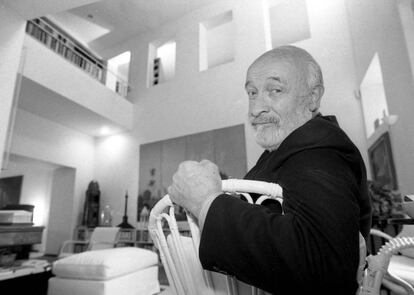 Vittorio Gregotti en su estudio en 1993. Quim Pujol, exnadador y arquitecto de la Fundación Internacional de Natación (FINA), lo recuerda en el diario AS: "Gregotti fue un referente en la arquitectura de los sesenta, setenta y ochenta, y tuvo mucha influencia en arquitectos catalanes, como Oriol Bohigas". |